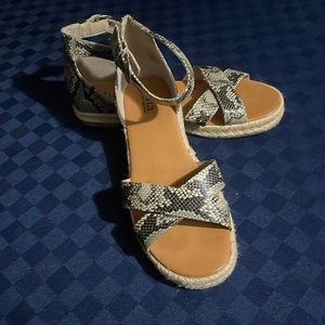 Leopard print. Open toed sandals.